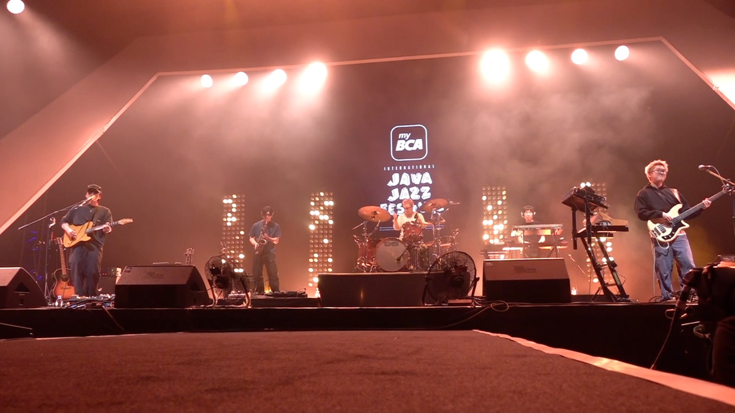 BAND-INDIE-ROCK-KOREA-WAVE-TO-EARTH-PIKAT-AUDIENS-JAVA-JAZZ-2026
