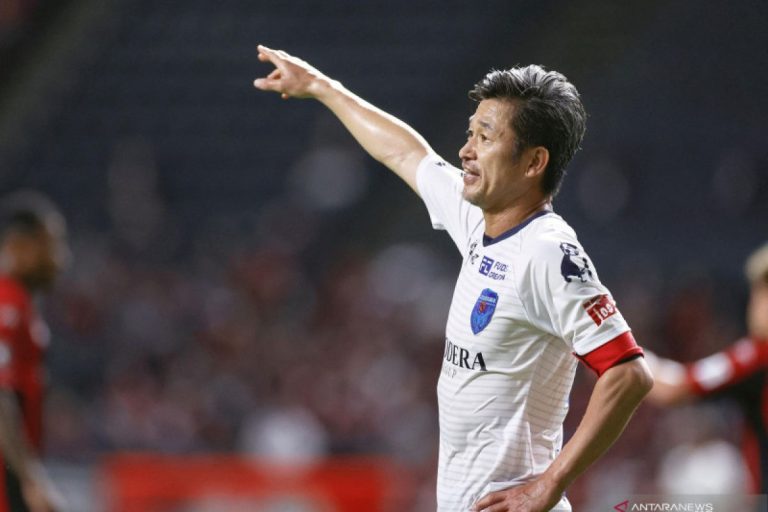 2021-12-21T164847Z_1_LYNXMPEHBK0RK_RTROPTP_4_SOCCER-JAPAN-KING-KAZU