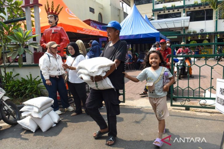 penyaluran-bantuan-pangan-beras-di-jakarta-2867489
