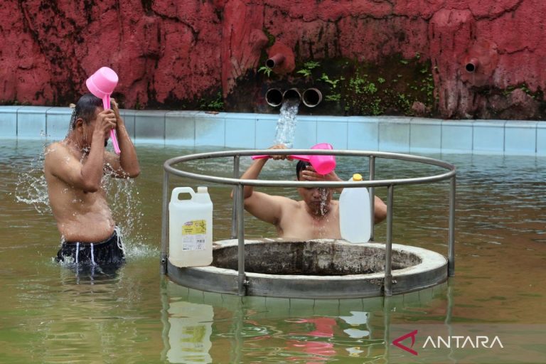prosesi-mandi-tujuh-sumur-saat-imlek-di-depok-2731274