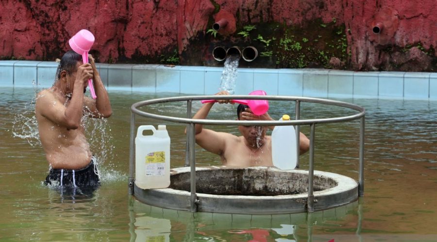prosesi-mandi-tujuh-sumur-saat-imlek-di-depok-2731274