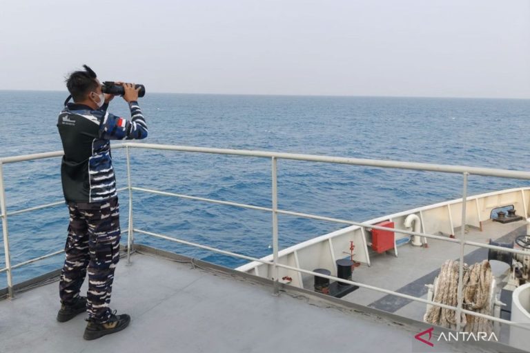 tni-al-gelar-operasi-pencarian-kapal-hilang-kontak-di-selat-sunda-2860375