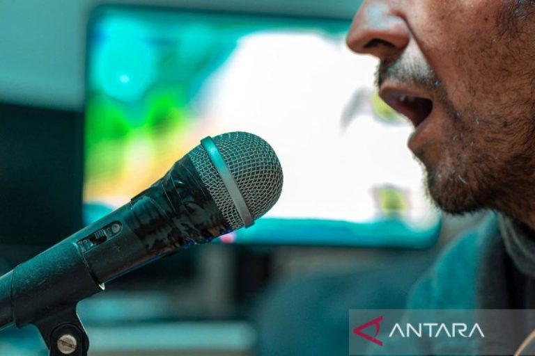 microphone-4547637_1280