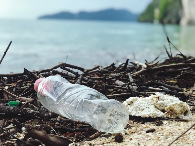 sampah botol plastik yang ada di pantai