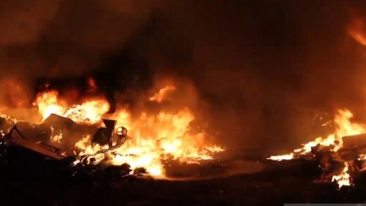 Puluhan lapak bekas dan rumah warga terbakar di Kalideres Jakbar