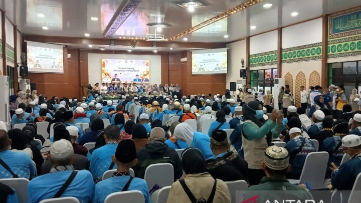 Facing Challenges: Jamaah haji Kloter 06 asal Kalteng tiba di Debarkasi Banjarmasin