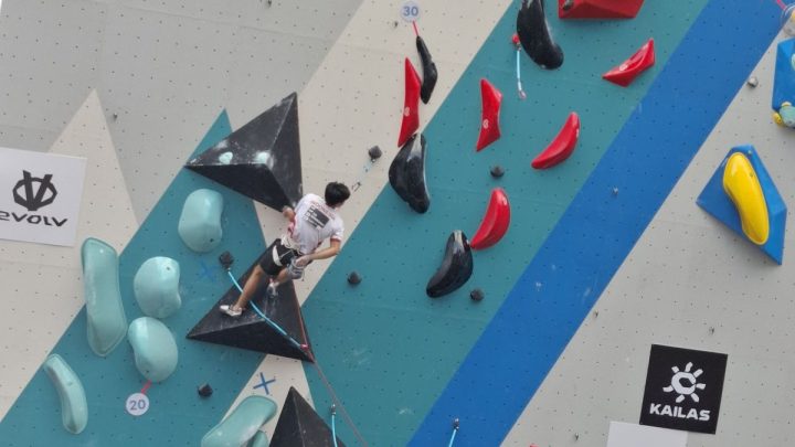 Raih emas lead – Putra Tri torehkan sejarah di World Climbing Series