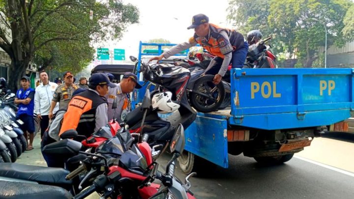 Jaksel tertibkan 35 kendaraan yang parkir liar di Tebet dan Setiabudi