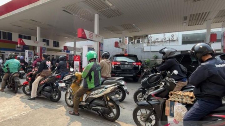 Latest Program: Ekonom: Pertamax naik momentum evaluasi gaya hidup kelas menengah atas