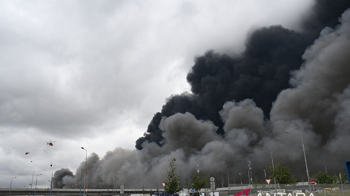 1708927-OIL_REFINERY_IN_MOSCOW_HIT_BY_LARGESCALE_UKRAINIAN_DRONE_ATTACK_MAYOR_SAYS
