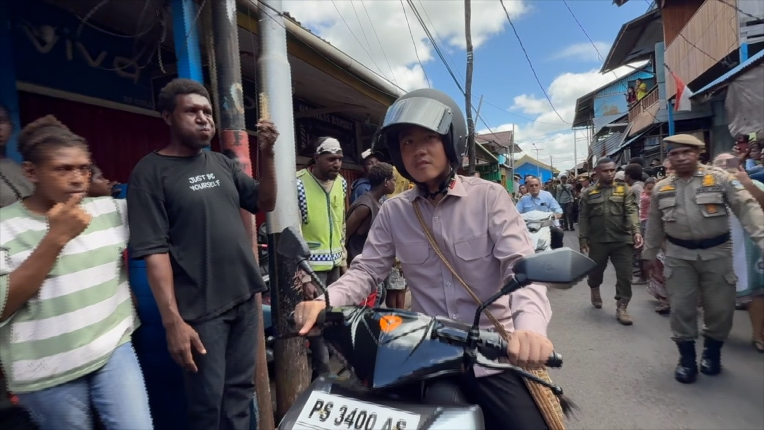 AB_NAIK-MOTOR-LISTRIK-GIBRAN-TINJAU-PROGRAM-PRIORITAS-DI-ASMAT_1