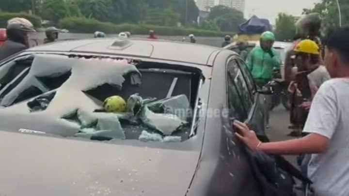 Sebuah mobil diamuk massa usai diduga tabrak lari pemotor di Kembangan