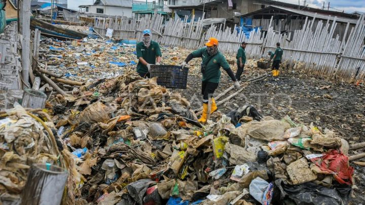Solving Problems: Sampah dari hulu disebut jadi tantangan di Muara Angke