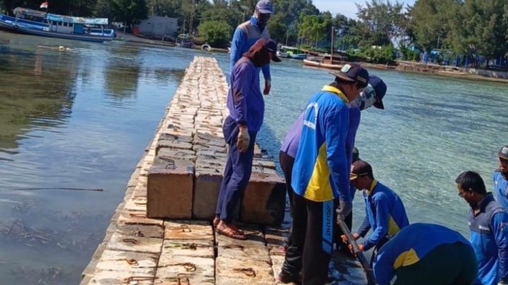 Key Issue: Pembangunan tanggul cegah abrasi di Pulau Payung capai 80 persen