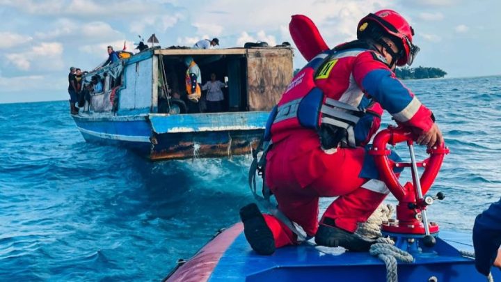 Solving Problems: Kelebihan muatan, 26 penumpang kapal dievakuasi di Pulang Panggang