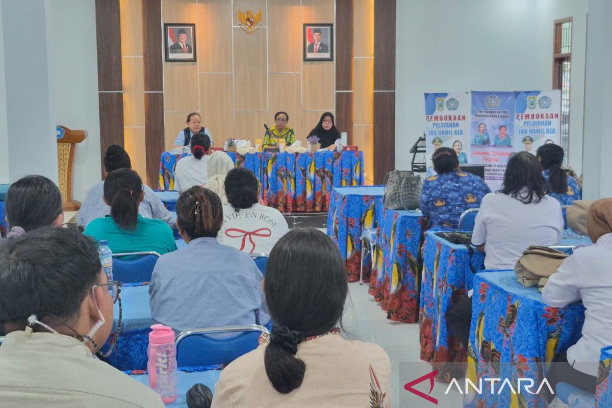 Sekretaris-Tim-PKK-Papua-Barat-Srie-Wanenda