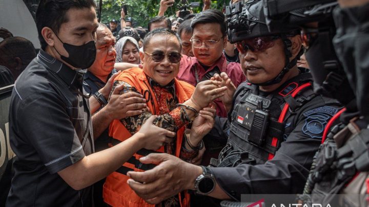 Bupati nonaktif Pati Sudewo jalani sidang dakwaan kasus suap dan gratifikasi di Semarang