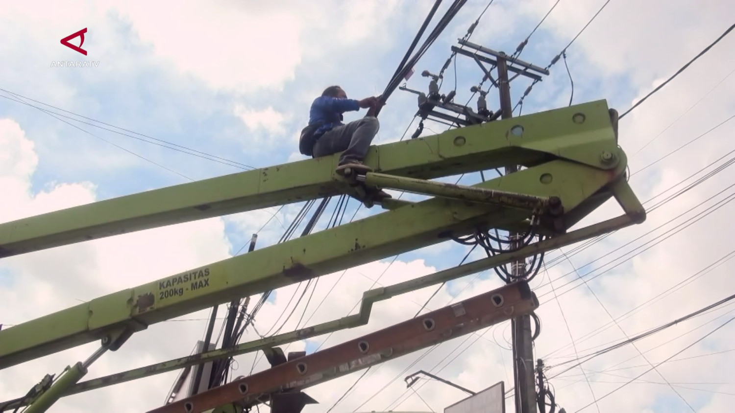TINGKATKAN-ESTETIKA-KOTA-PALANGKA-RAYA-TERTIBKAN-KABEL-SEMRAWUT