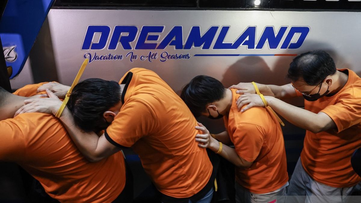 bareskrim-polri-tahan-320-wna-terkait-kasus-judi-daring-100526-dr-04A