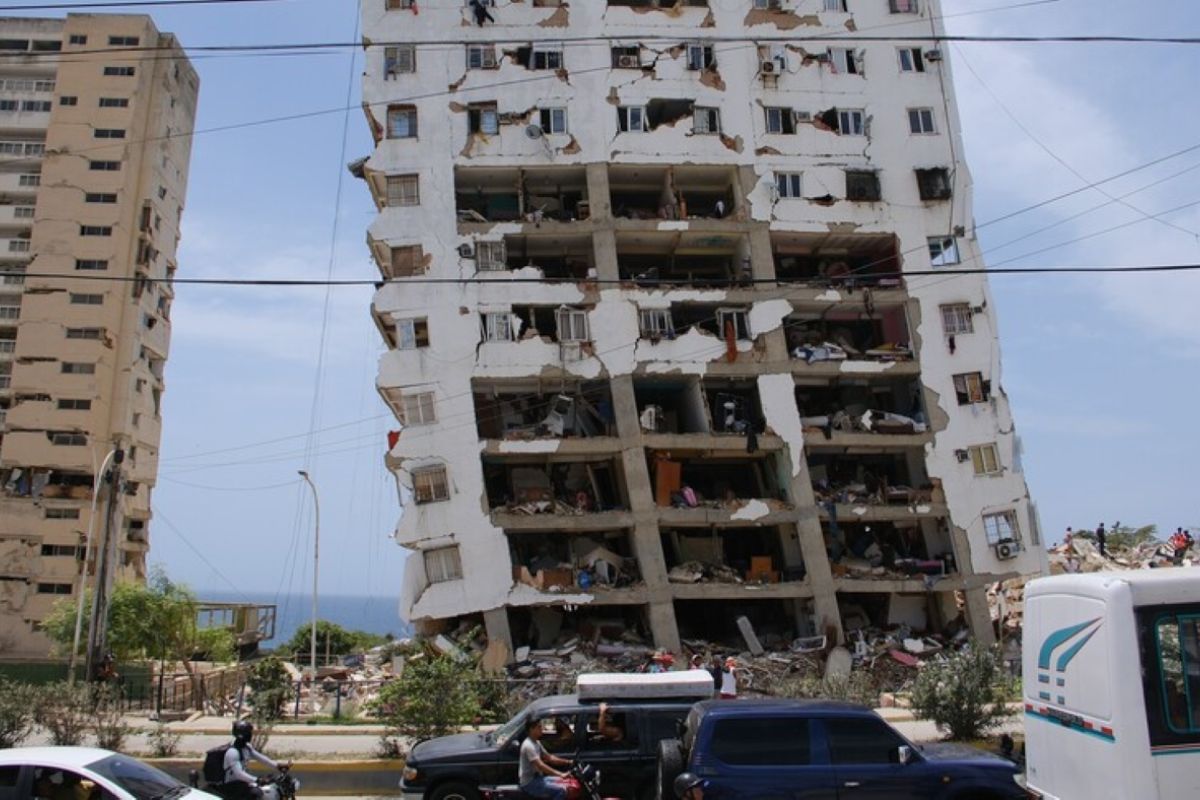 gedung-di-Caracas-setelah-gempa-Venezuela