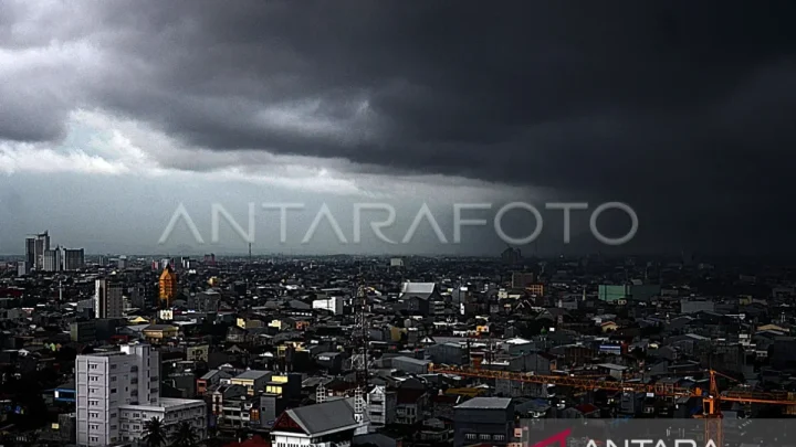 Topics Covered: Kamis, BMKG: Langit Indonesia didominasi berawan hingga awan tebal