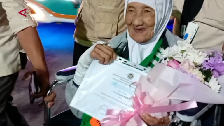 PULANG-HAJI-JAMAAH-TERTUA-MBAH-MARSIYAH-RAYAKAN-ULANG-TAHUN-KE-105