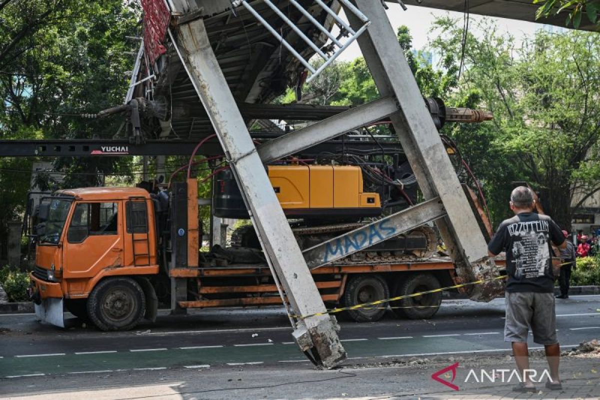 truk-tabrak-jpo-di-jalan-tendean-2821333