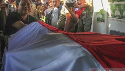 Kedatangan-jenazah-korban-penembakan-oleh-KKB-di-Kupang-110826-KH-1