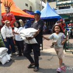 penyaluran-bantuan-pangan-beras-di-jakarta-2867489