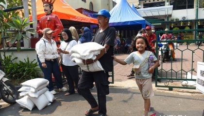 penyaluran-bantuan-pangan-beras-di-jakarta-2867489