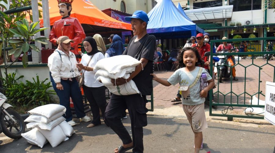 penyaluran-bantuan-pangan-beras-di-jakarta-2867489
